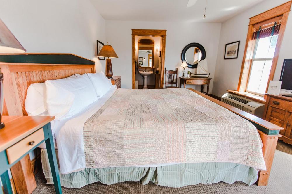 Deluxe King Room interior